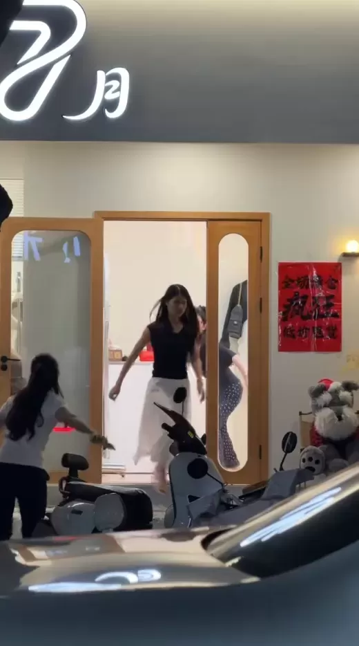 网传女装店“7月”老板娘蔡跑跑长期靠做三发家事件