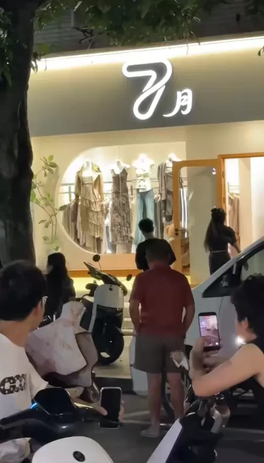 网传女装店“7月”老板娘蔡跑跑长期靠做三发家事件